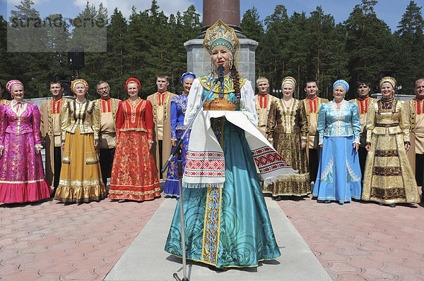 Obelisk an der Grenze von Europa und Asien  Auftritt eines russischen Tanzensembles  Brot als Symbol der Gastfreundschaft  Ekaterinburg  Jekaterinburg  Swerdlows  Ural  Taiga  Russland
