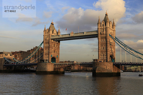 Themse mit der Tower Bridge  London  England  Vereinigtes Königreich  Europa