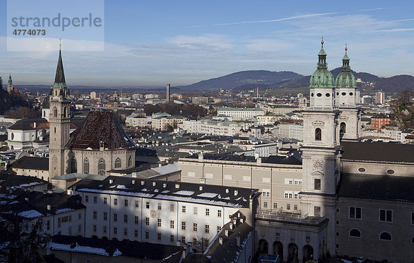 Blick über die Stadt mit Dom und Franziskaner Kirche  Salzburg  Österreich  Europa