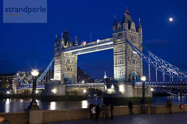 Tower Bridge bei Nacht  Themse  London  England  Großbritannien  Europa