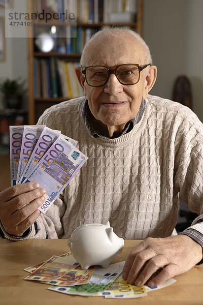 Alter Mann  Senior  92 Jahre  mit Sparschwein und Eurobanknoten