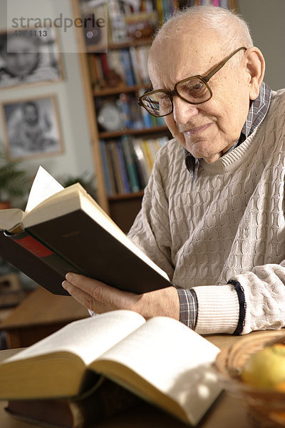 Alter Mann  Senior  92 Jahre  liest Buch