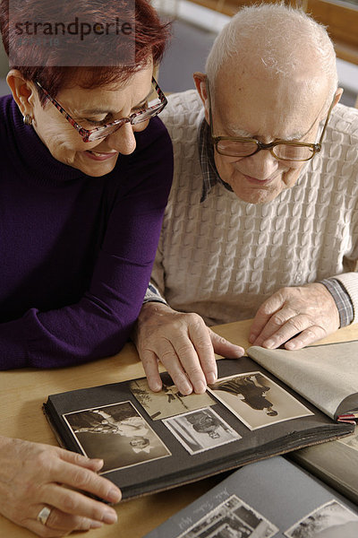Alter Mann  Senior  92 Jahre  und Tochter  schauen sich ein Familienalbum an