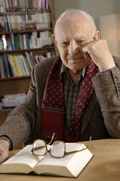 Alter Mann  Senior  92 Jahre  Porträt  mit Buch