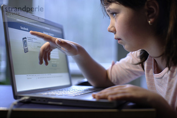 Mädchen  10 Jahre  am Laptop  auf Facebook Webseite