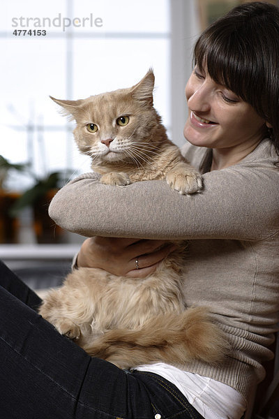 Junge Frau  30 Jahre  mit Maine-Coon-Katze