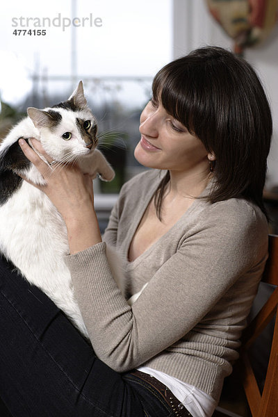 Junge Frau  30 Jahre  mit Katze