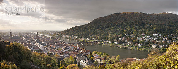 Aussicht vom Schloss auf die Altstadt von Heidelberg  Baden-Württemberg  Deutschland  Europa