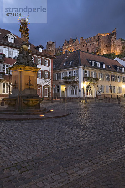 Kornmarkt mit Schlossruine  Heidelberg  Baden-Württemberg  Deutschland  Europa