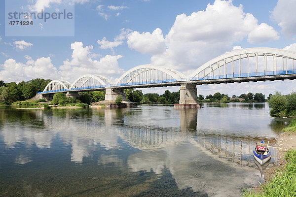 Brücke über die Loire bei Muides sur Loire  Loir et Cher  Central  Frankreich  Europa