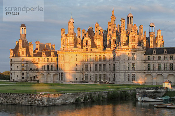 Schloss Chambord  Nordfassade mit Wassergraben  Department Loire et Cher  Region Centre  Frankreich  Europa