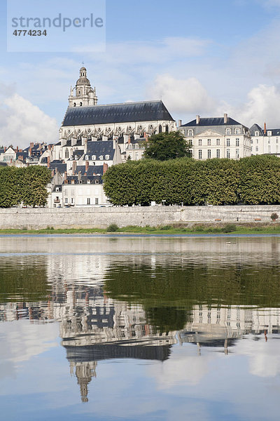 Kathedrale von Blois spiegelt sich in der Loire  Departement Loir et Cher  Frankreich  Europa