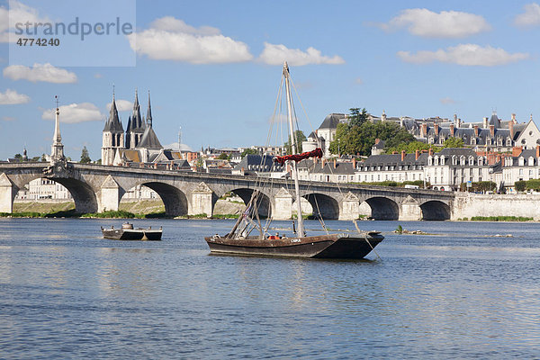 Blick über die Loirebrücke Pont Jacques Gabriel auf Blois und die Kirche Saint Nicolas  Departement Loir et Cher  Frankreich  Europa