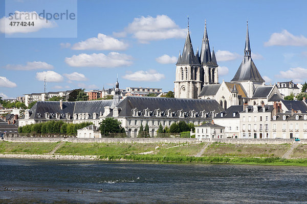 Stadtansicht von Blois mit der Kirche Saint Nicolas  Departement Loir et Cher  Frankreich  Europa