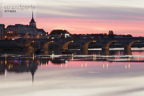 Die Brücke Pont Cessart spiegelt sich in der Loire  Saumur  Pays de la Loire  Maine et Loire  Frankreich  Europa