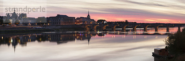 Die Brücke Pont Cessart spiegelt sich in der Loire  Saumur  Pays de la Loire  Maine et Loire  Frankreich  Europa
