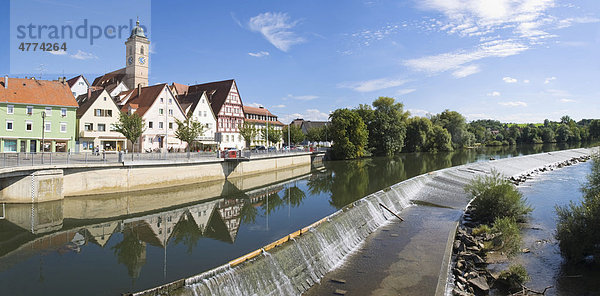 Altstadt von Nürtingen spiegelt sich im Neckar  Baden-Württemberg  Deutschland  Europa