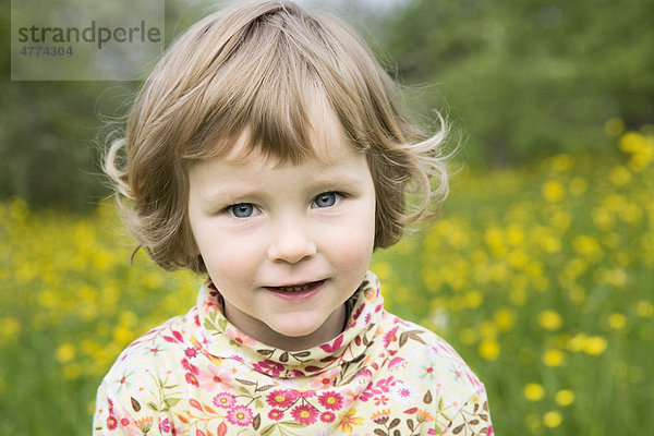 Kleines Mädchen in einer Blumenwiese  Porträt