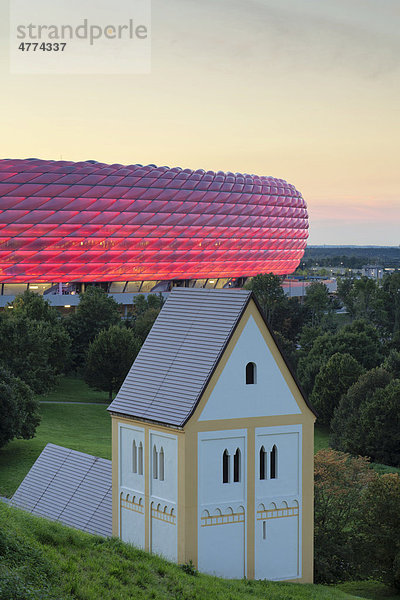 Allianz Arena  beleuchtet  München  Oberbayern  Bayern  Deutschland  Europa