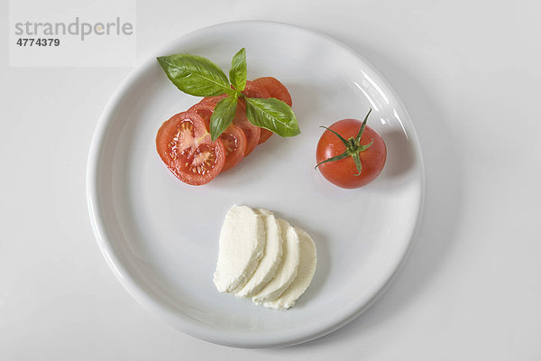 Teller mit Tomate  Mozzarella und Basilikum