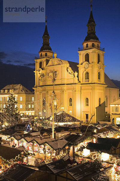 Weihnachtsmarkt auf dem Marktplatz in Ludwigsburg  Baden-Württemberg  Deutschland  Europa