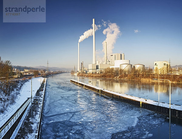 Elektrizitätswerk mit gefrorenem Neckar  Altbach  Baden-Württemberg  Deutschland  Europa