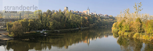 Bad Wimpfen spiegelt sich im Neckar im Herbst  Bad Wimpfen  Baden-Württemberg  Deutschland  Europa