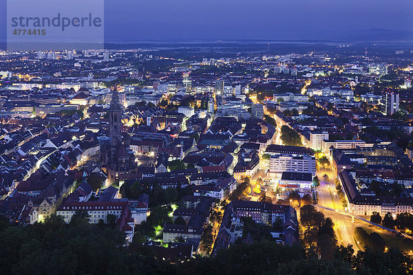 Freiburg bei Nacht  Freiburg im Breisgau  Baden-Württemberg  Deutschland  Europa