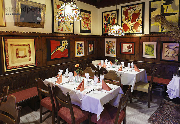 Restaurant Gozzoburg mit Gemälden von Helga Bruckner  Krems  Wachau  Waldviertel  Niederöstereich  Österreich  Europa