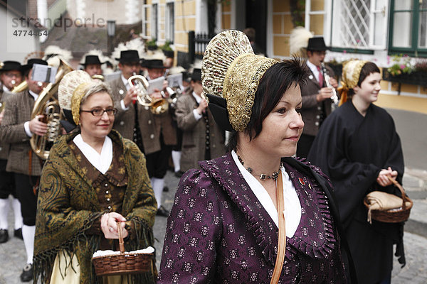 Frauen mit Goldhaube während Erntedankprozession  Erntedankfest  Spitz  Wachau  Waldviertel  Niederösterreich  Österreich  Europa