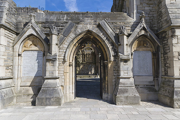 Eingang in die Holyrood Church oder Kirche des heiligen Kreuzes  High Street  Southampton  Hampshire  England  Großbritannien  Europa