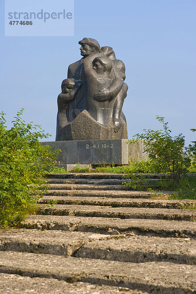 Denkmal am Ort einer Massenhinrichtung von Bewohnern des Ortes Audrini während der Besatzung durch die Nazis  Audrini Gemeinde  Gebiet Rezekne  Latgale  Lettland  Nordeuropa