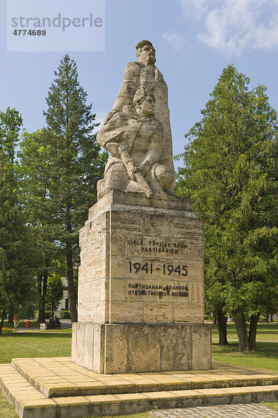 Denkmal zur Erinnerung an Partisanen im Zweiten Weltkrieg  Balvi  Latgale  Lettland  Nordeuropa