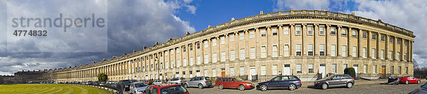 Panoramaaufnahme  Royal Crescent Gebäude  erbaut von Architekt John Wood dem Jüngeren  Bath  Grafschaft Somerset  England  Großbritannien  Europa