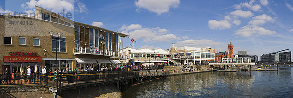 Panoramasicht der Cardiff Bay mit dem Mermaid Quay und The Pierhead Building über dem Innenhafen  Cardiff  Caerdydd  South Glamorgan  Wales  Großbritannien  Europa