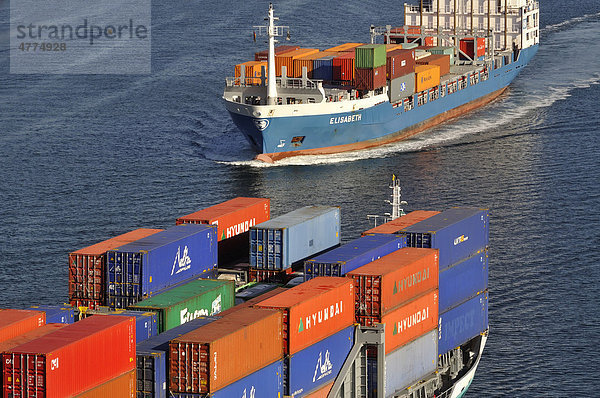 Begegnung zweier Containerschiffe auf dem Nord-Ostsee-Kanal  Kiel  Schleswig-Holstein  Deutschland  Europa