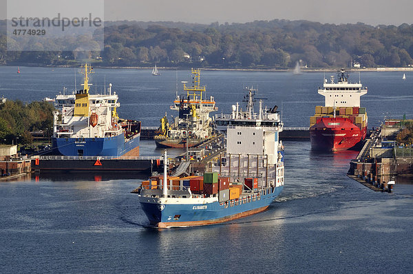 Schiffsverkehr mit Containerschiffen an der Schleuse Holtenau  Nord-Ostsee-Kanal  Kiel  Schleswig-Holstein  Deutschland  Europa