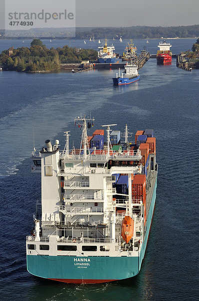 Schiffsverkehr mit Containerschiffen an der Schleuse Holtenau  Nord-Ostsee-Kanal  Kiel  Schleswig-Holstein  Deutschland  Europa