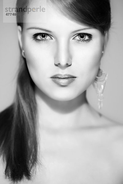 Junge Frau  Porträt  schwarz-weiß