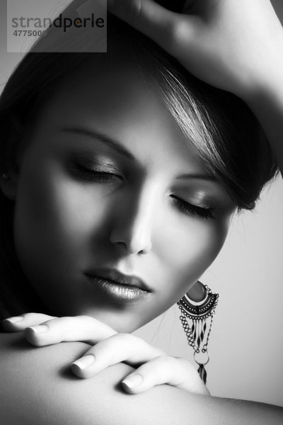Junge Frau mit geschlossenen Augen  Porträt  schwarz-weiß  Beauty