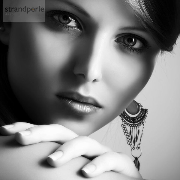 Junge Frau  Porträt  schwarz-weiß  Beauty