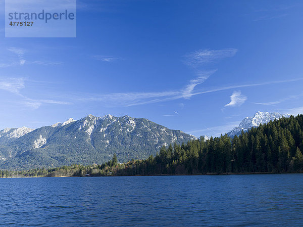 Barmsee mit Blick auf das Karwendelgebirge  Bayern  Deutschland  Europa