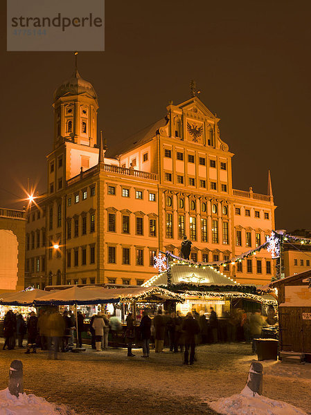 Augsburger Rathaus mit Christkindlesmarkt  Augsburg  Schwaben  Bayern  Deutschland  Europa