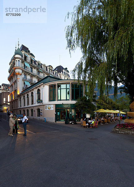 Touristen an der Uferpromenade des Genfer Sees  Montreux  Kanton Waadt  Genfer See  Schweiz  Europa Kanton Waadt