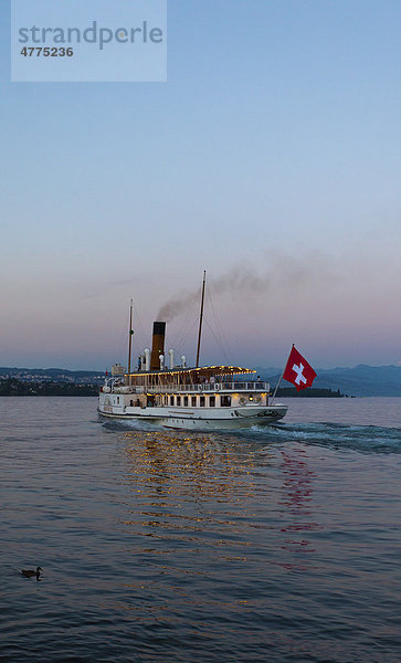 Ein alter Schaufelrad-Dampfer als Fähre für Touristen  Morges  Kanton Waadt  Schweiz  Europa Kanton Waadt