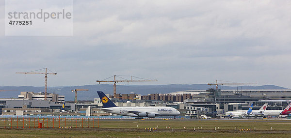 Airbus A 380 der Lufthansa im Landeanflug auf Frankfurt  Hessen  Deutschland  Europa