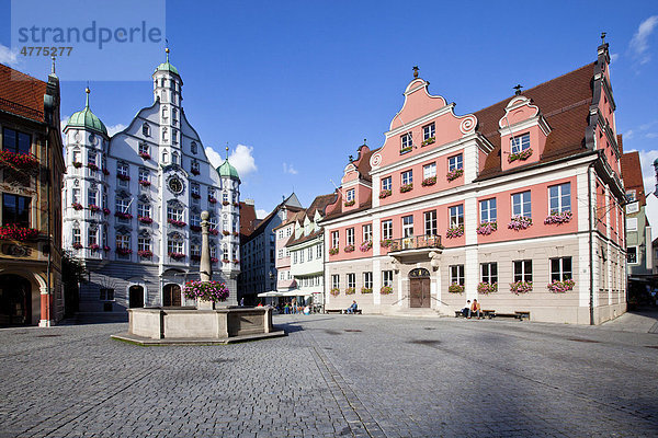 Rathaus und Marktbrunnen auf dem Marktplatz  rechts Großzunft  Memmingen  Unterallgäu  Allgäu  Schwaben  Bayern  Deutschland  Europa