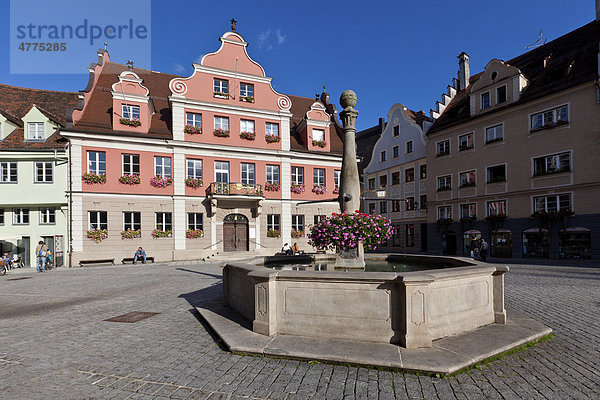 Marktbrunnen auf dem Marktplatz  hinten Großzunft  Memmingen  Unterallgäu  Allgäu  Schwaben  Bayern  Deutschland  Europa