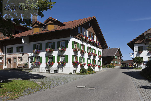 Typisches Bauernhaus mit geschmückten Fenstern  Oberallgäu  Allgäu  Bayern  Deutschland  Europa