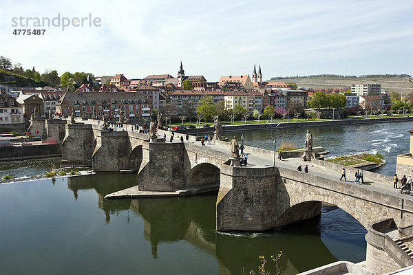 Blick auf die Alte Mainbrücke  Würzburg  Bayern  Deutschland  Europa